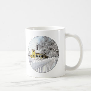 Gelbes Haus mit schneebedecktem Lattenzaun Kaffeetasse