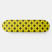 Gelbes Hintergrund Fleur-de-lis-Muster Skateboard (Horizontal)