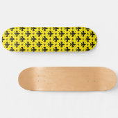 Gelbes Hintergrund Fleur-de-lis-Muster Skateboard (Horizontal)