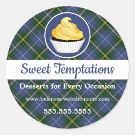 Gelbes Icing Cupcake auf Tartan Muster Hintergrund Runder Aufkleber