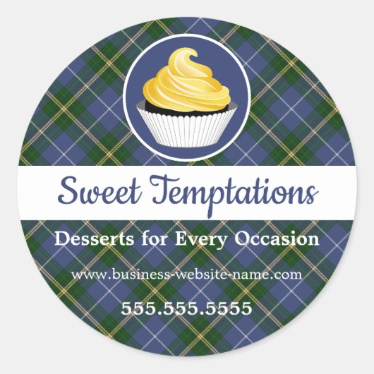 Gelbes Icing Cupcake auf Tartan Muster Hintergrund Runder Aufkleber (Vorderseite)