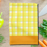 Gelbes Kariertes und orangefarbenes Küchentuch<br><div class="desc">Ein kariertes,  in Retro-Gelb gehaltenes Gingham-Muster mit einer Touch goldgelber Orange und einem winzigen Faden von Salbei- und Dunkelorange-Rändern.</div>
