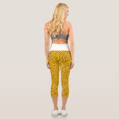 🌟 gelbes keltisches Muster in Interelacs ✨ Capri Leggings (Rückseite)