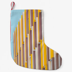 GELBES KONKRETES GEBÄUDE AM TAG KLEINER WEIHNACHTSSTRUMPF