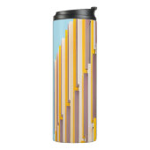 GELBES KONKRETES GEBÄUDE AM TAG THERMOSBECHER (Nach links gedreht)