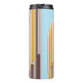 GELBES KONKRETES GEBÄUDE AM TAG THERMOSBECHER (Rückseite)