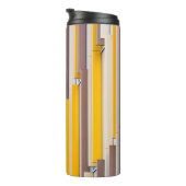 GELBES KONKRETES GEBÄUDE AM TAG THERMOSBECHER (Nach rechts gedreht)