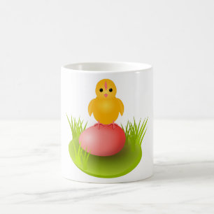 Gelbes Küken sitzt auf Ei und wartet auf seine Sch Kaffeetasse