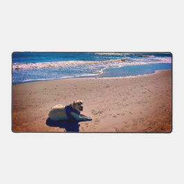 Gelbes Labrador am Coolen Sandstrand Schreibtischunterlage