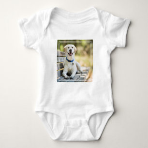 Gelbes Labrador liegt auf der Bank Baby Strampler
