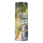 Gelbes Labrador liegt auf der Bank Thermosbecher (Rückseite)