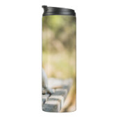 Gelbes Labrador liegt auf der Bank Thermosbecher (Nach rechts gedreht)