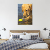 Gelbes Labrador mit einem Tennisball im Wasser Leinwanddruck (Insitu (Schlafzimmer))