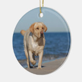 Gelbes Labrador Retriever am Strand Keramikornament (Links)