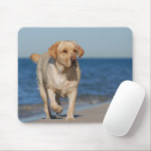 Gelbes Labrador Retriever am Strand Mousepad (Mit Mouse)