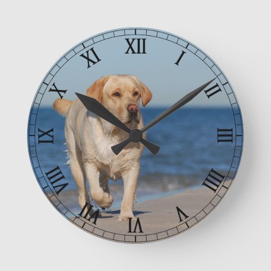 Gelbes labrador retriever auf dem Strand Runde Wanduhr (Vorderseite)