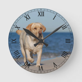 Gelbes labrador retriever auf dem Strand Runde Wanduhr