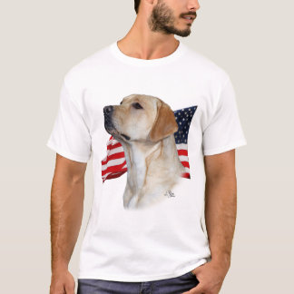 Gelbes Labrador retriever mit Flagge T-Shirt