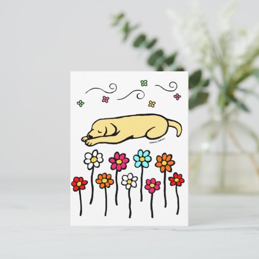 Gelbes Labrador Schlafen im Garten Postkarte (Stehend Vorderseite)