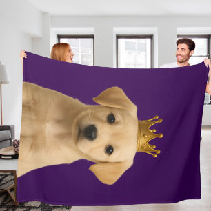 Gelbes Labrador Welpe in Goldkrone Niedlich Fleecedecke