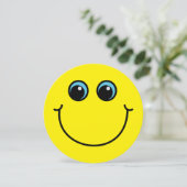 Gelbes lächelndes Emoji stellen Party Einladung (Stehend Vorderseite)