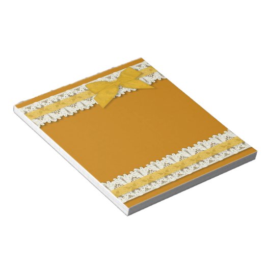 Gelbes längsgelbes Schleifenband mit großem Notizb Notizblock (angewinkelt)