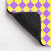 Gelbes Lila Schachbrett Diamantmuster Mousepad (Ecke)
