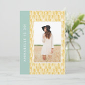 Gelbes modernes abstraktes Geburtstag Einladung (Stehend Vorderseite)