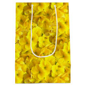 Gelbes Primrose-Blume-Muster Mittlere Geschenktüte (Rückseite)