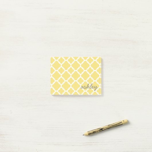 Gelbes Quatrefolienmuster mit Personalisiertem Nam Post-it Klebezettel (Auf Schreibtisch)