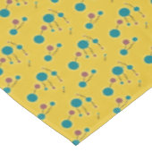 Gelbes Retro Dotro-Universum Tischdecke (Schrägansicht)