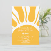 Gelbes Retro hier kommt das Sun-Brautparty Einladung (Stehend Vorderseite)
