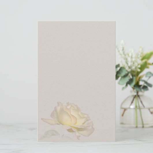 Gelbes Rosen-Briefpapier Briefpapier (Stehend Vorderseite)