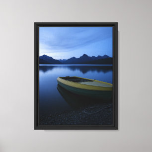 Gelbes Rowboat auf dem ruhigen See bei Dämmerung m Leinwanddruck