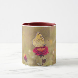 Gelbes Schmetterling auf einer Rote Rose Art Tasse