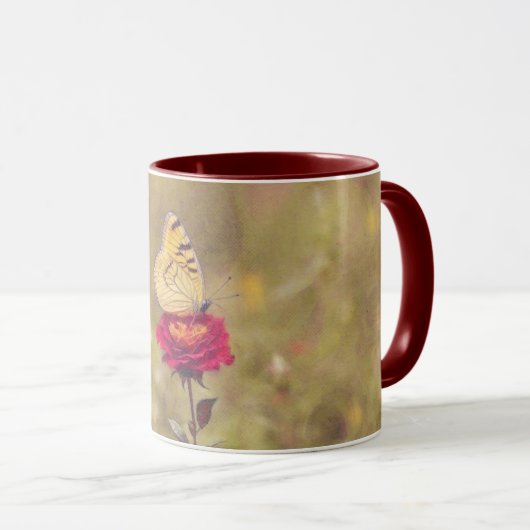 Gelbes Schmetterling auf einer Rote Rose Art Tasse (VorderseiteRechts)