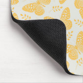 Gelbes Schmetterlingsmuster auf grauem Hintergrund Mousepad (Ecke)