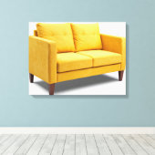 Gelbes Sofa Leinwanddruck (Insitu (Holzboden))
