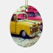 Gelbes Spielzeugauto Keramik Ornament (Rechts)