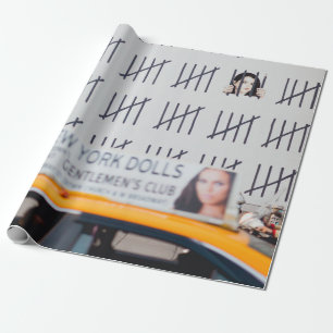 GELBES TAXI VOR WEISS GESTRICHENER WAND GESCHENKPAPIER
