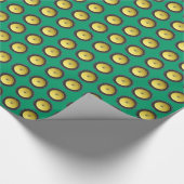 Gelbes Traktorrad auf grünem Hintergrund Geschenkpapier (Ecke)