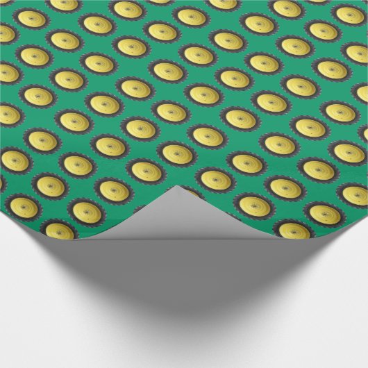 Gelbes Traktorrad auf grünem Hintergrund Geschenkpapier (Ecke)