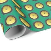 Gelbes Traktorrad auf grünem Hintergrund Geschenkpapier (Rolleneckpunkt)