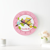 Gelbes und rosafarbenes Happy Owls Girl-Kinderzimm Große Wanduhr (Zuhause)