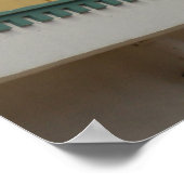 GELBES UND ROTES KONKRETES GEBÄUDE UNTER WEISSER K POSTER (Ecke)