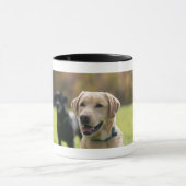 Gelbes und schwarzes Labrador Schwarz-Behandelte Tasse (Zentrum)