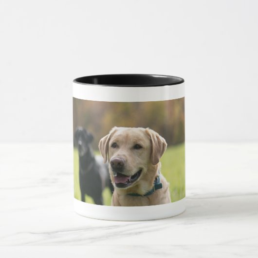 Gelbes und schwarzes Labrador Schwarz-Behandelte Tasse (Zentrum)