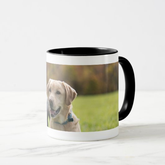 Gelbes und schwarzes Labrador Schwarz-Behandelte Tasse (VorderseiteRechts)