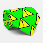 Gelbes und schwarzes Warnsymbol auf grüner Krawatte (Gerollt)