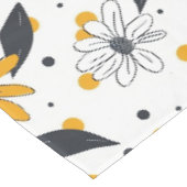 Gelbes und weißes Daisy-Muster mit dunklen Blätter Tischdecke (Schrägansicht)